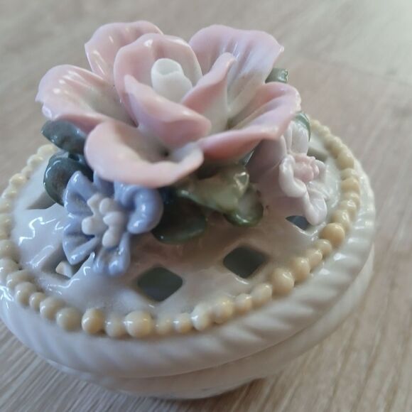 Vintage Basket Shaped Floral Trinket Box Open Weave Lattice Porcelain Gift - Picture 4 of 11